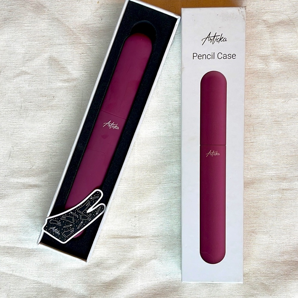 ✏️ NWT Burgundy Articka Silicone Apple Pencil Case ✏️